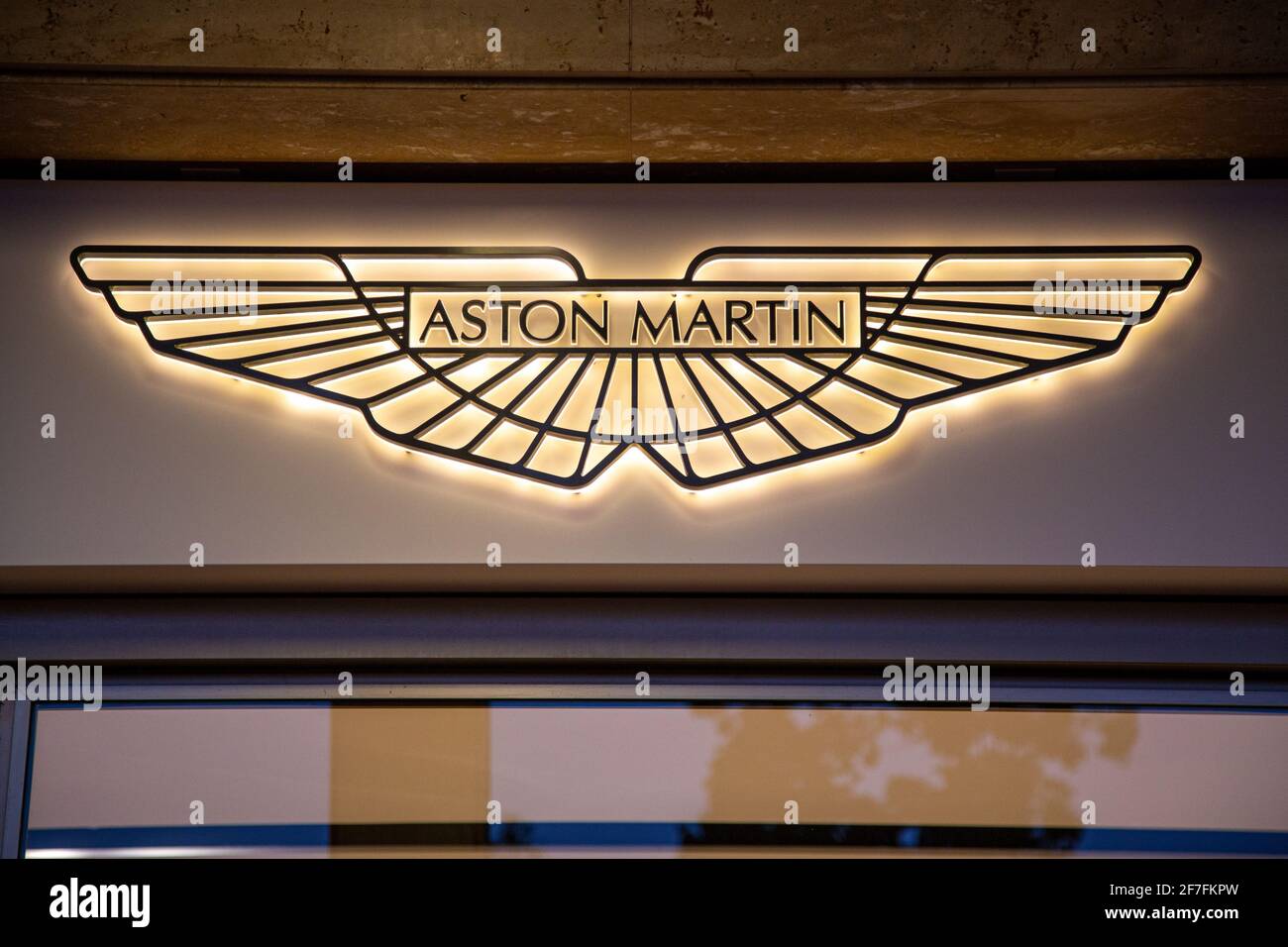 Aston Martin Logo Emblem Showroom Stockfoto