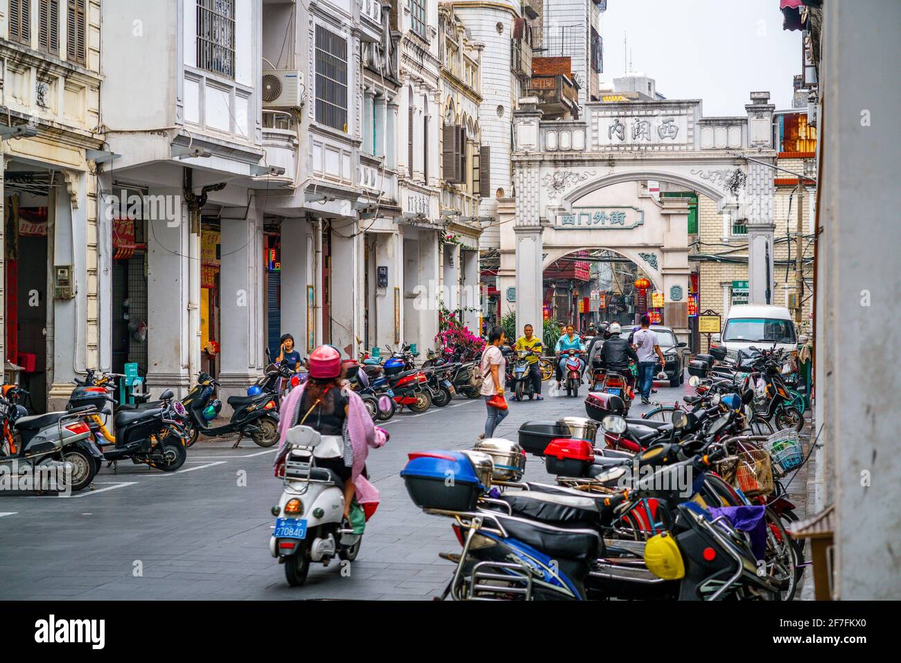 Haikou China , 21. März 2021 : Straßenansicht der Xinmin Weststraße mit Torleuten und alten Gebäuden in Haikou Qilou Altstadt Hainan China Stockfoto