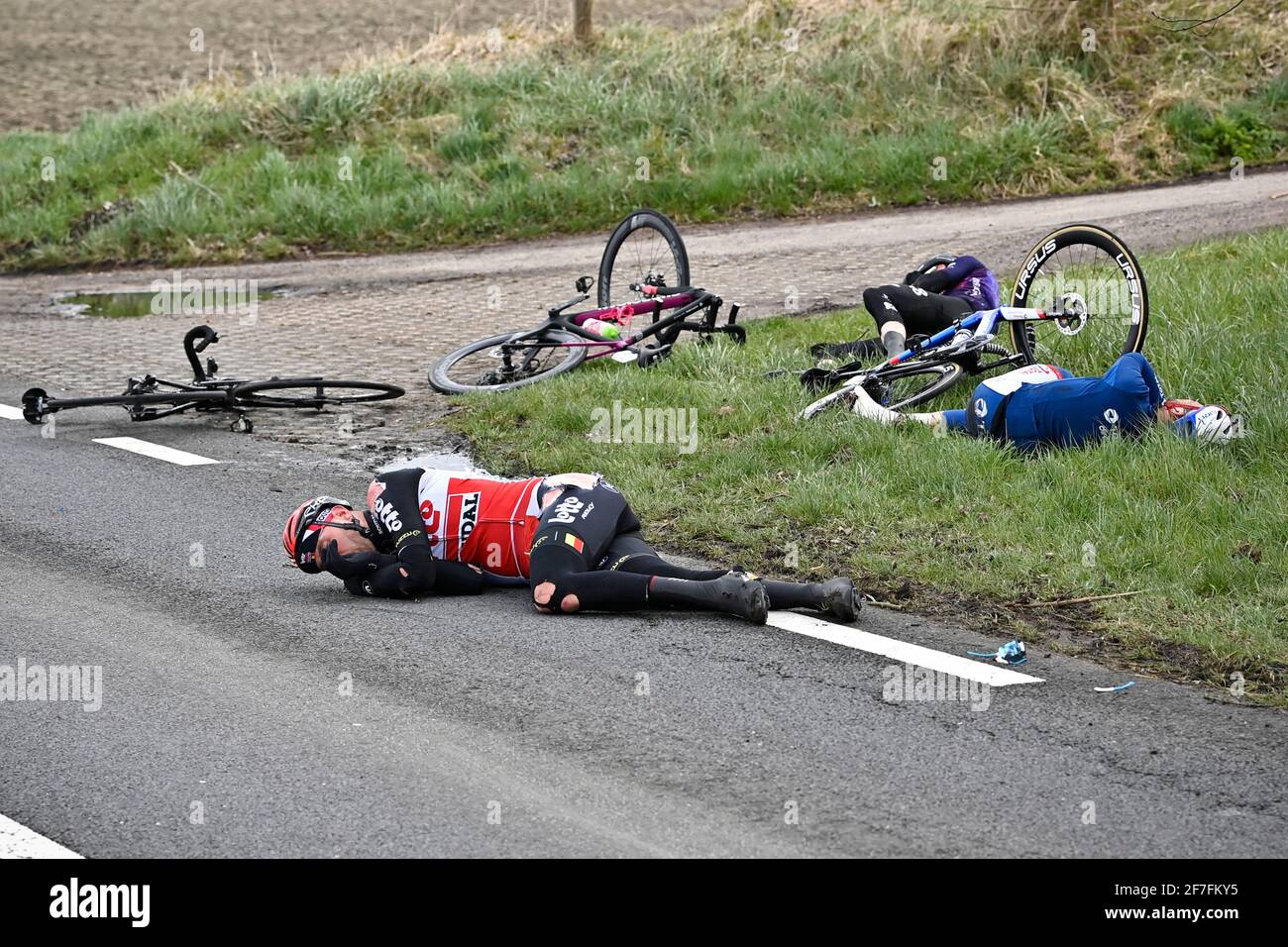 Der Belgier Frederik Frison von Lotto Soudal, aufgenommen nach einem Sturz während der 109-stündigen Ausgabe des eintägigen Radrennens „Scheldeprijs“, 193,8 km von Terneu entfernt Stockfoto