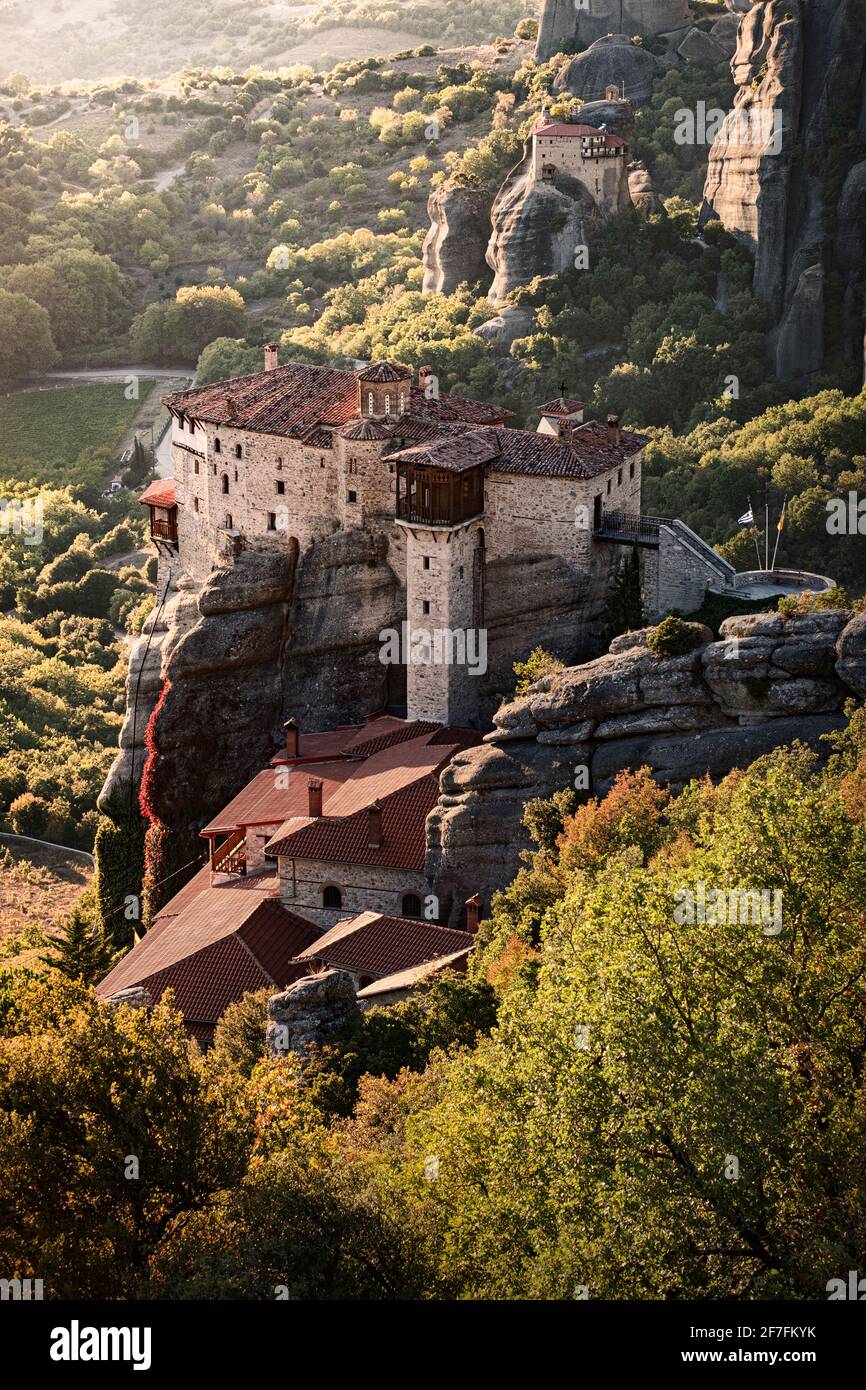 Sonnenuntergang über dem Kloster Agios Nikolaos, Meteora, UNESCO-Weltkulturerbe, Thessalien, Griechenland, Europa Stockfoto