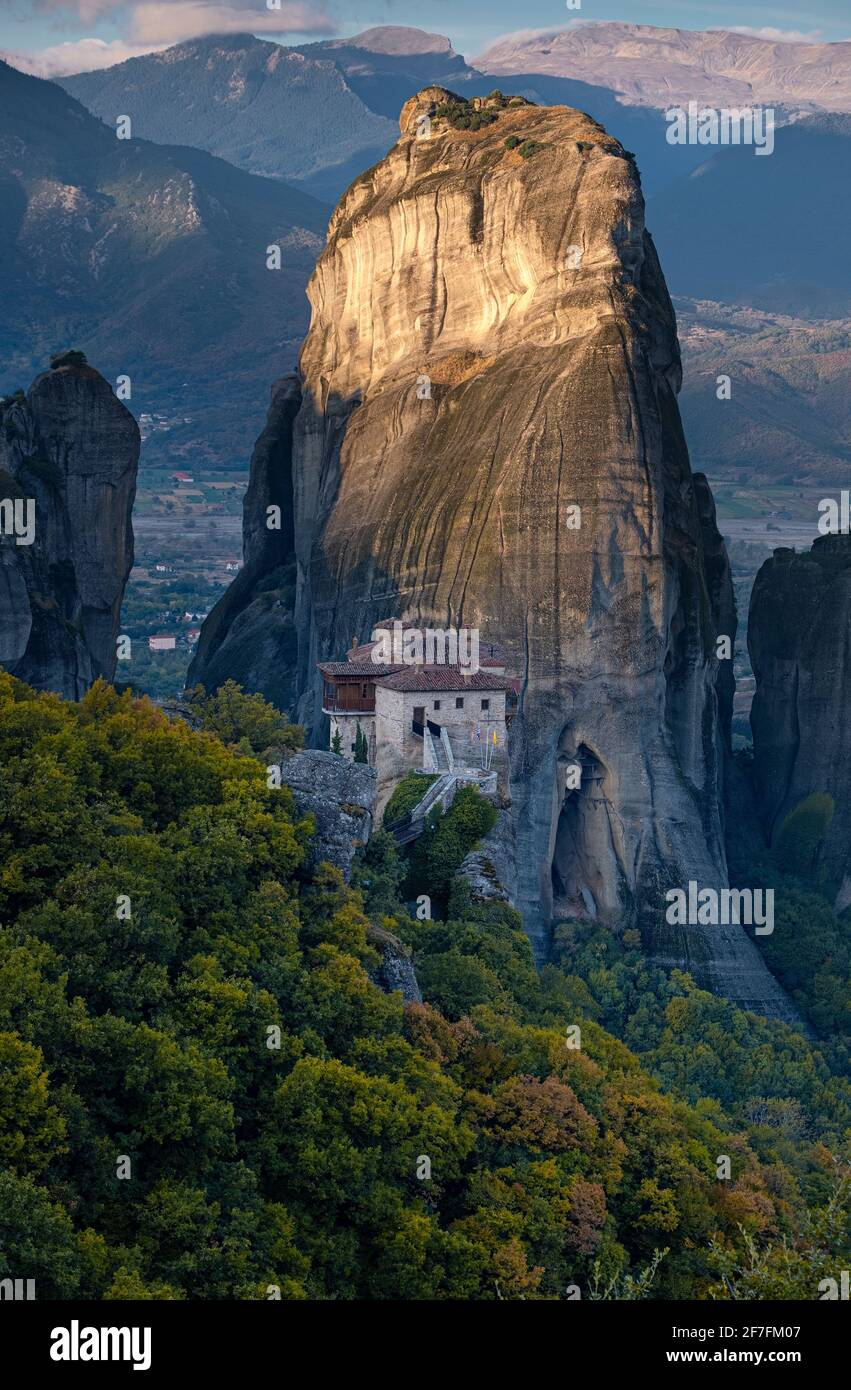 Sonnenaufgang auf Roussanou (St. Barbara) Kloster, Meteora, UNESCO-Weltkulturerbe, Thessalien, Griechenland, Europa Stockfoto