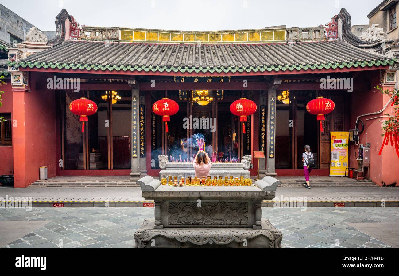 Haikou China , 21. März 2021 : Haikou Tianhou oder Mazu Buddhistischer Tempel Haupthalle Ansicht mit Person winken Räucherstäbchen in Hainan China Stockfoto