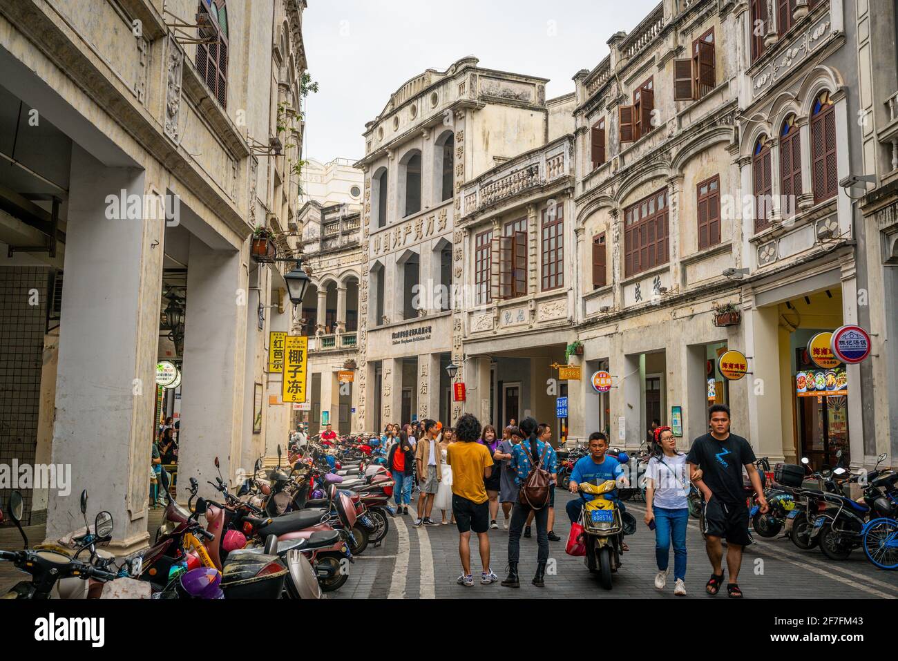 Haikou China , 21. März 2021 : Blick auf die Straße der Wasserallee mit alten Kolonialgebäuden, darunter die Haikou Shophouse Ausstellungshalle in der Haikou Altstadt H Stockfoto