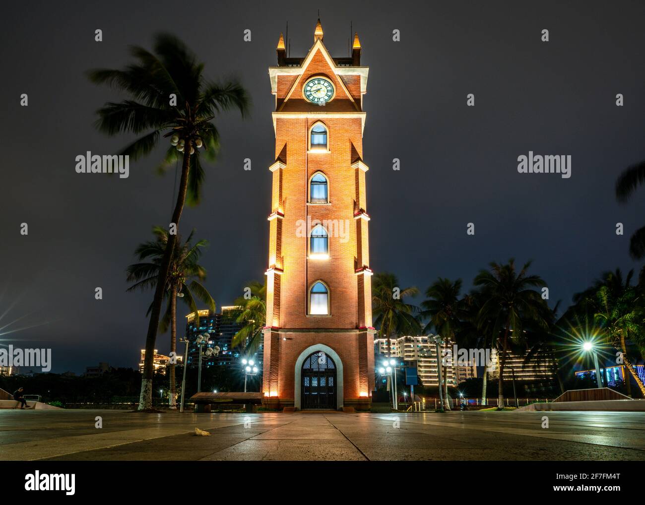 Wunderschöne szenische Vorderansicht des Haikou Glockenturms beleuchtet Nacht in Haikou Hainan China Stockfoto