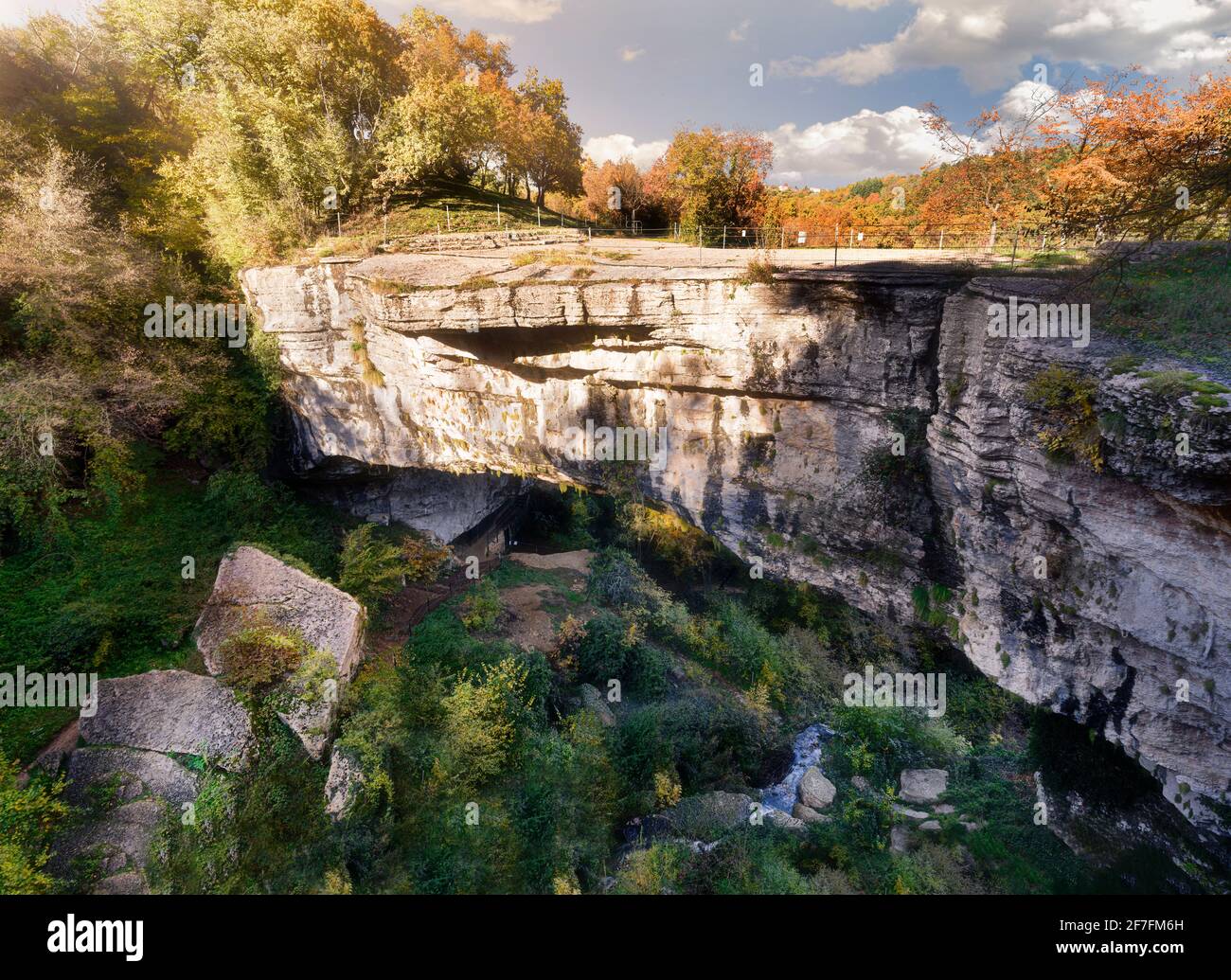 Ponte di Veja, ein großer natürlicher Bogen in Lessinia, Lessinia, Venetien, Italien, Europa Stockfoto