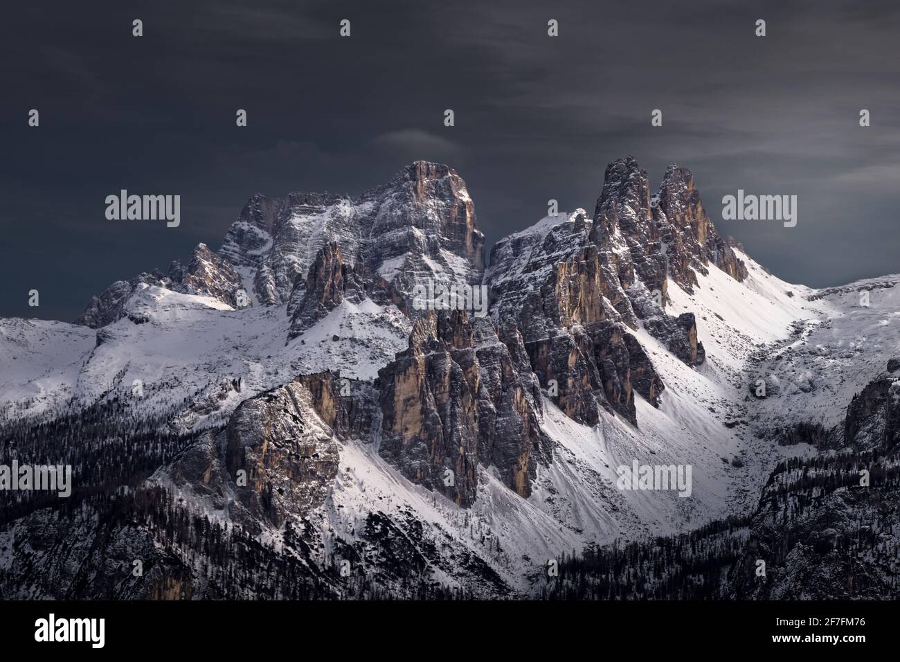 Schneebedeckter Berg Croda Lago, Dolomiten, Trentino-Südtirol, Italien, Europa Stockfoto