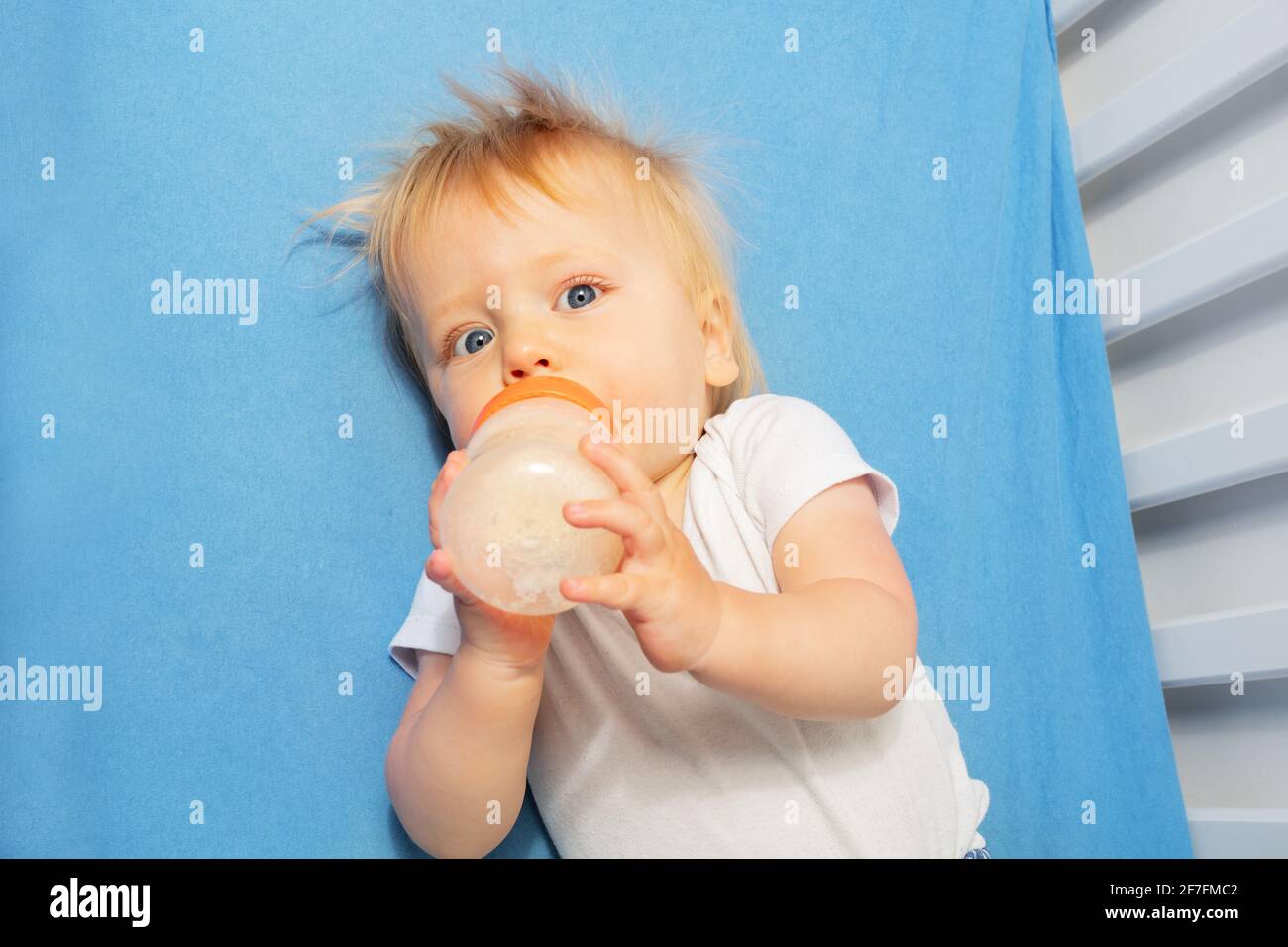 Das Getränk für Kleinkinder liegt im Bett von oben Stockfoto