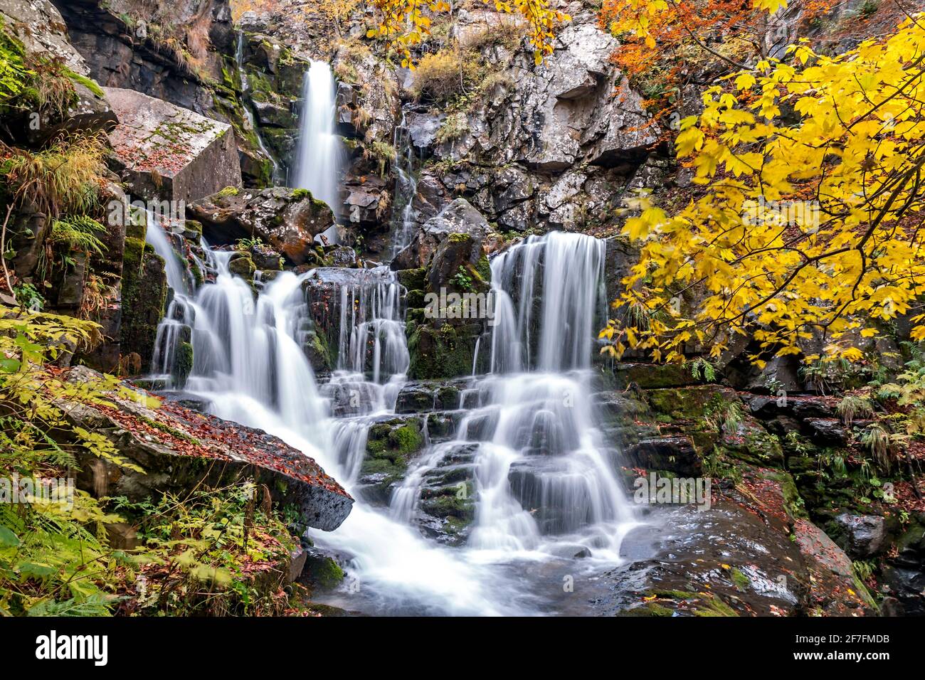 Langzeitbelichtung an den Dardagna Wasserfällen im Herbst, Parco Regionale del Corno alle Scale, Emilia Romagna, Italien, Europa Stockfoto