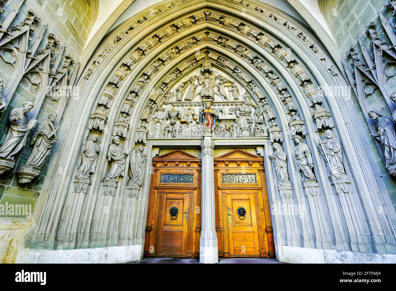 Hauptportal der St.-Nikolaus-Kathedrale in Freiburg. St. Nikolaus im Zentrum und Gott im Gericht, Kanton Freiburg, Schweiz. Stockfoto
