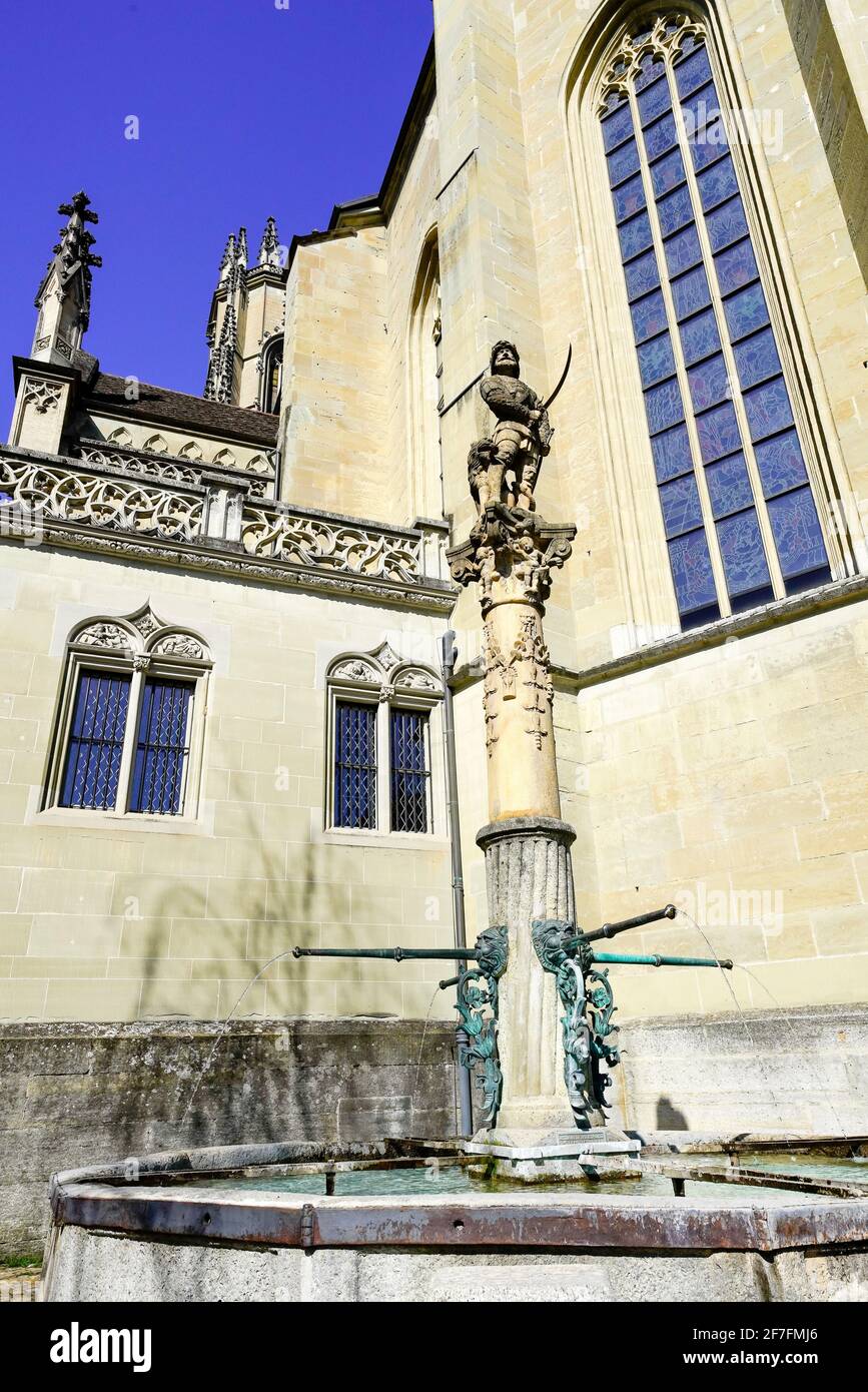 Fontaine de la Vaillance befindet sich neben der St.-Nikolaus-Kathedrale Freiburg, Kanton Freiburg, Schweiz. Stockfoto