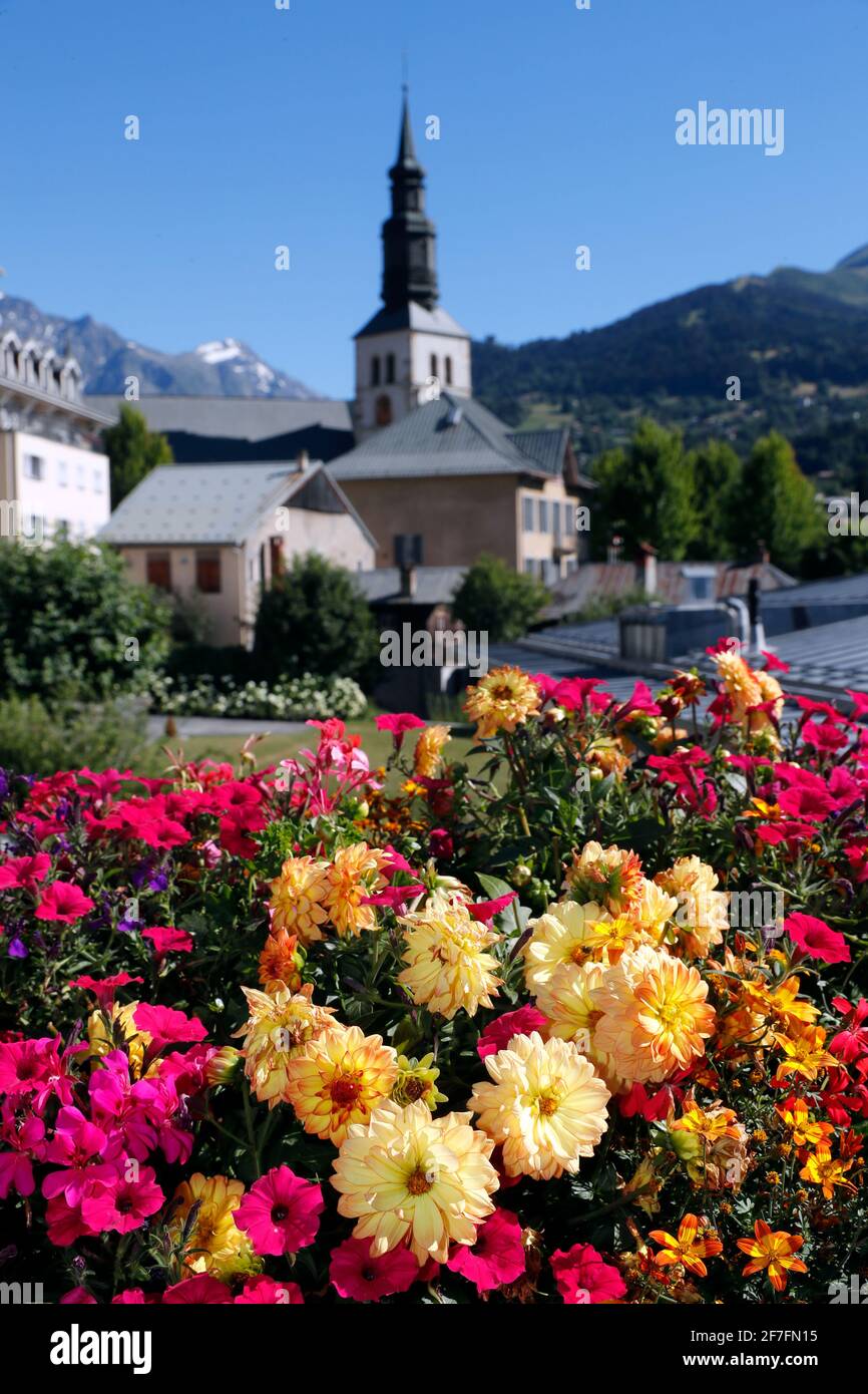 Bunte Blumen im Dorf Saint Gervais les Bains in den französischen Alpen, Haute-Savoie, Frankreich, Europa Stockfoto