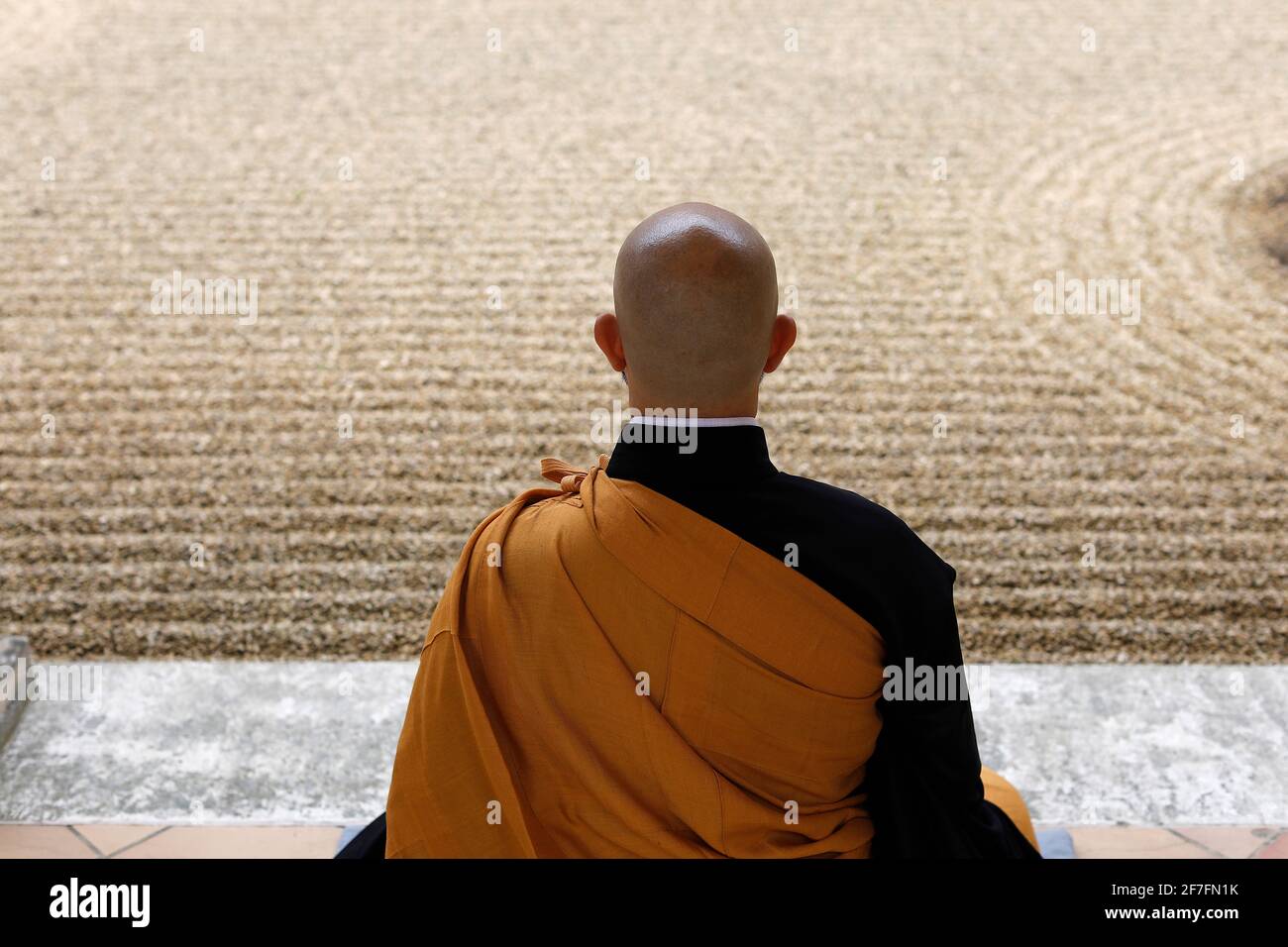 Zen-buddhistischer Meister, der Zazen (Meditation) im Zen-Garten der Trappistenabtei Orval praktiziert, Belgien, Europa Stockfoto
