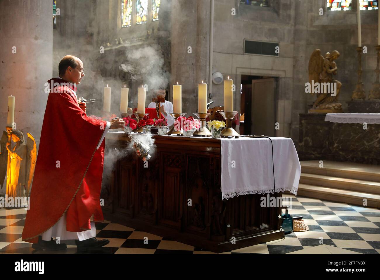 Pfingstmesse in der St. Nicolas-Kirche, Beaumont-le-Roger, Eure, Frankreich, Europa Stockfoto