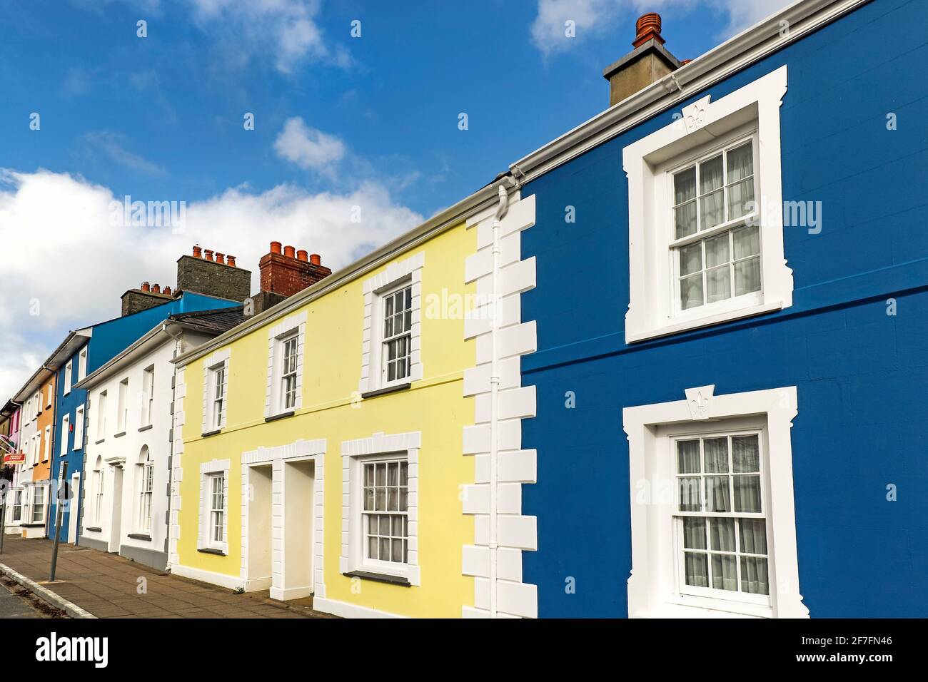 Einige der vielen bunten Regency-Stil Häuser am Hafen in dieser beliebten Küstenstadt, Aberaeron, Ceredigion, Wales, Vereinigtes Königreich, Europa Stockfoto