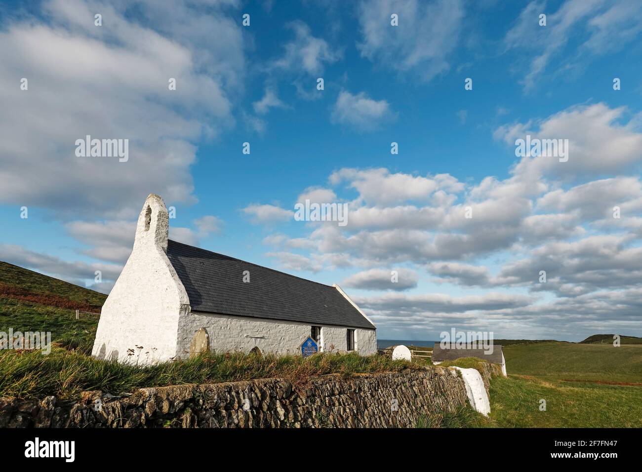 Die Kirche des Heiligen Kreuzes aus dem 13. Jahrhundert, eine denkmalgeschützte Pfarrkirche in der Nähe des beliebten Strandes von Mwnt, Mwnt, Ceredigion, Wales, Vereinigtes Königreich, Europa Stockfoto