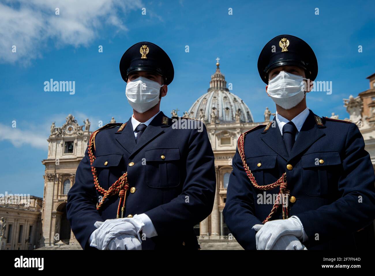 Italienische Polizisten auf dem Petersplatz, dem Vatikan, Rom, Latium, Italien, Europa Stockfoto