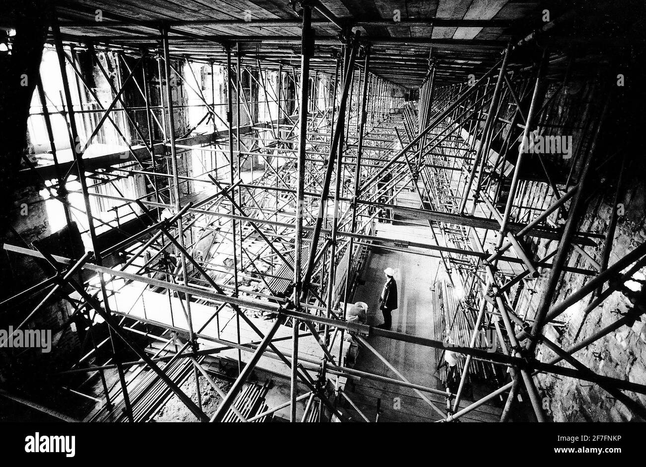 Restaurierung Des Windsor Castle. St Georges Hall – das Gerüst hält eine falsche Decke, die die Arbeiter bei der Reparatur der Dachholzplatte unterstützt Stockfoto