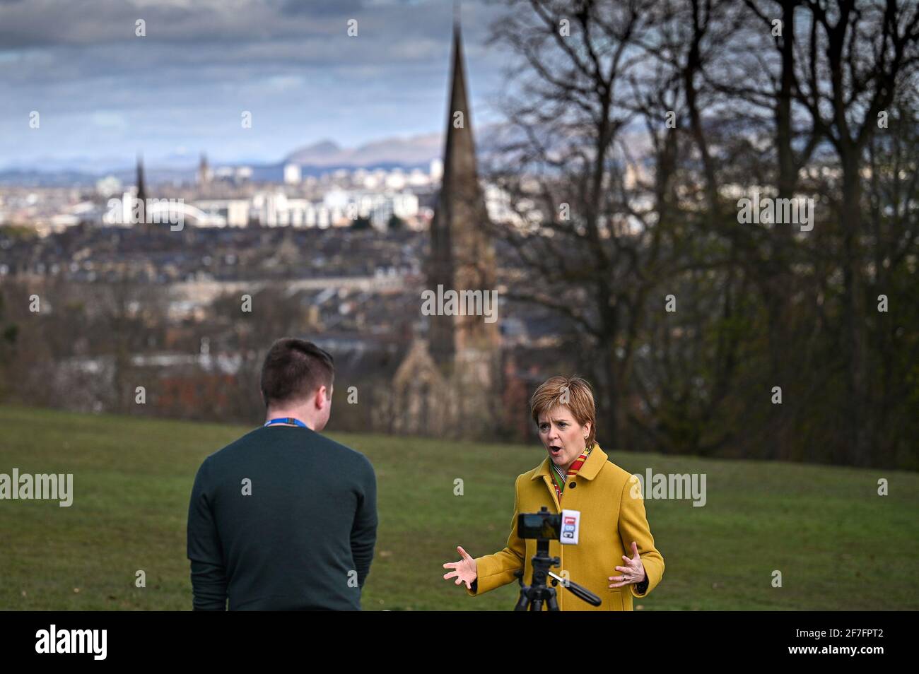 Die erste Ministerin und Vorsitzende der Scottish National Party, Nicola Sturgeon, im Queen's Park, Glasgow, während des Wahlkampfs für die schottischen Parlamentswahlen. Bilddatum: Mittwoch, 7. April 2021. Stockfoto