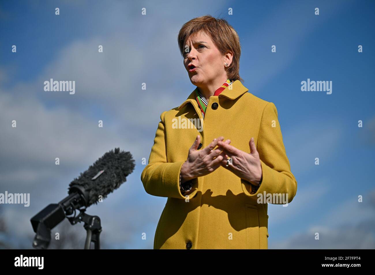 Die erste Ministerin und Vorsitzende der Scottish National Party, Nicola Sturgeon, im Queen's Park, Glasgow, während des Wahlkampfs für die schottischen Parlamentswahlen. Bilddatum: Mittwoch, 7. April 2021. Stockfoto