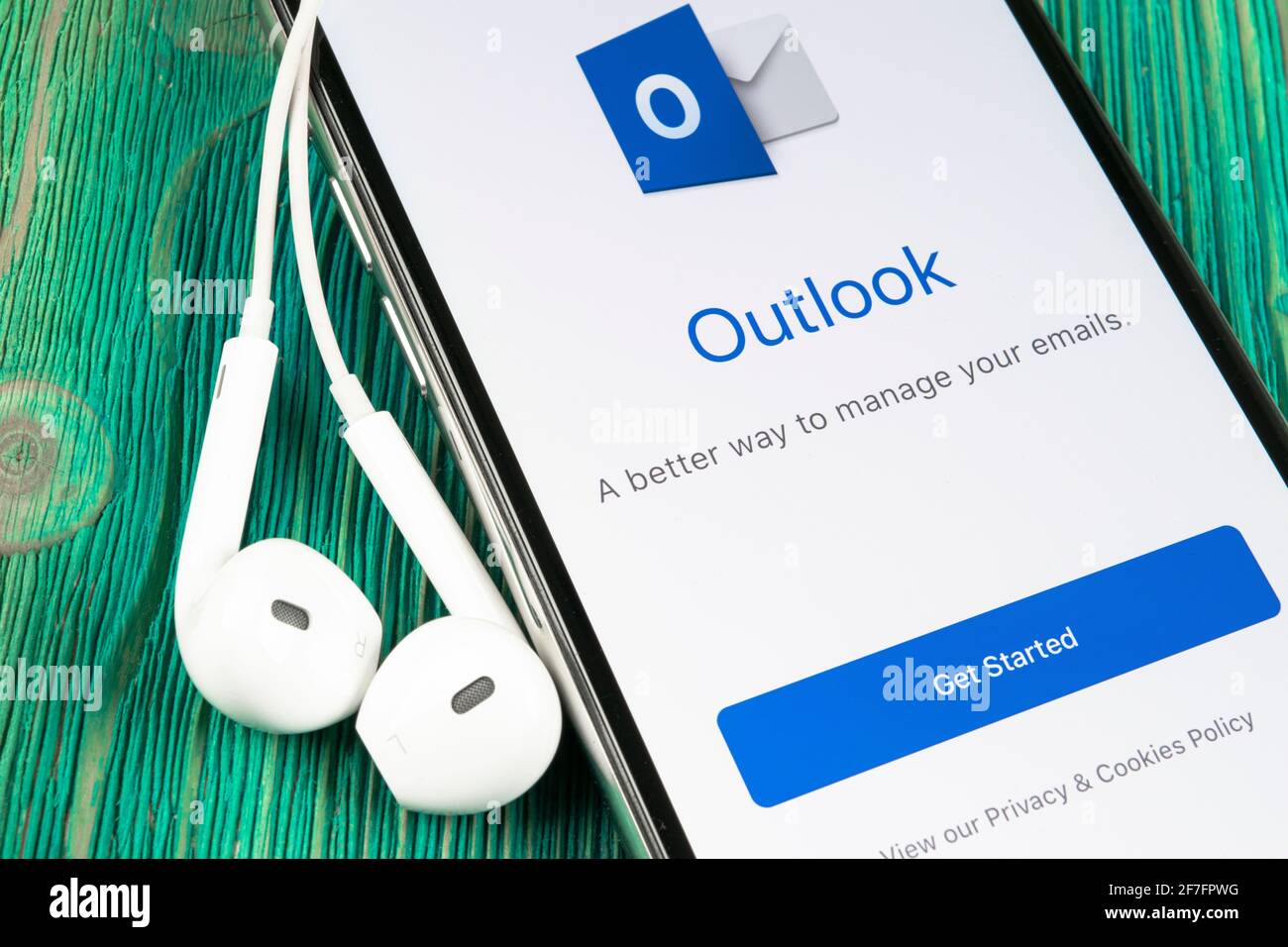 Helsinki, Finnland, 4. Mai 2019: Microsoft Outlook office Symbol auf Apple iPhone X-close-up. Microsoft Outlook Symbol der App. Microsoft heraus Stockfoto