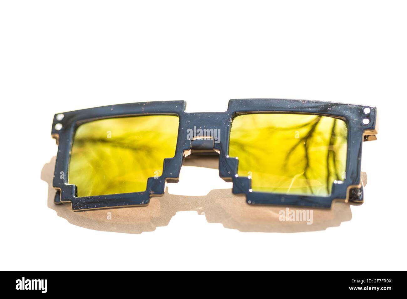 Gelbe Linsen Pixel 8bit Sonnenbrille Design Shoot in einem Sommertag Nahaufnahme.Thug Life-Modell. Selektiver Fokus Stockfoto