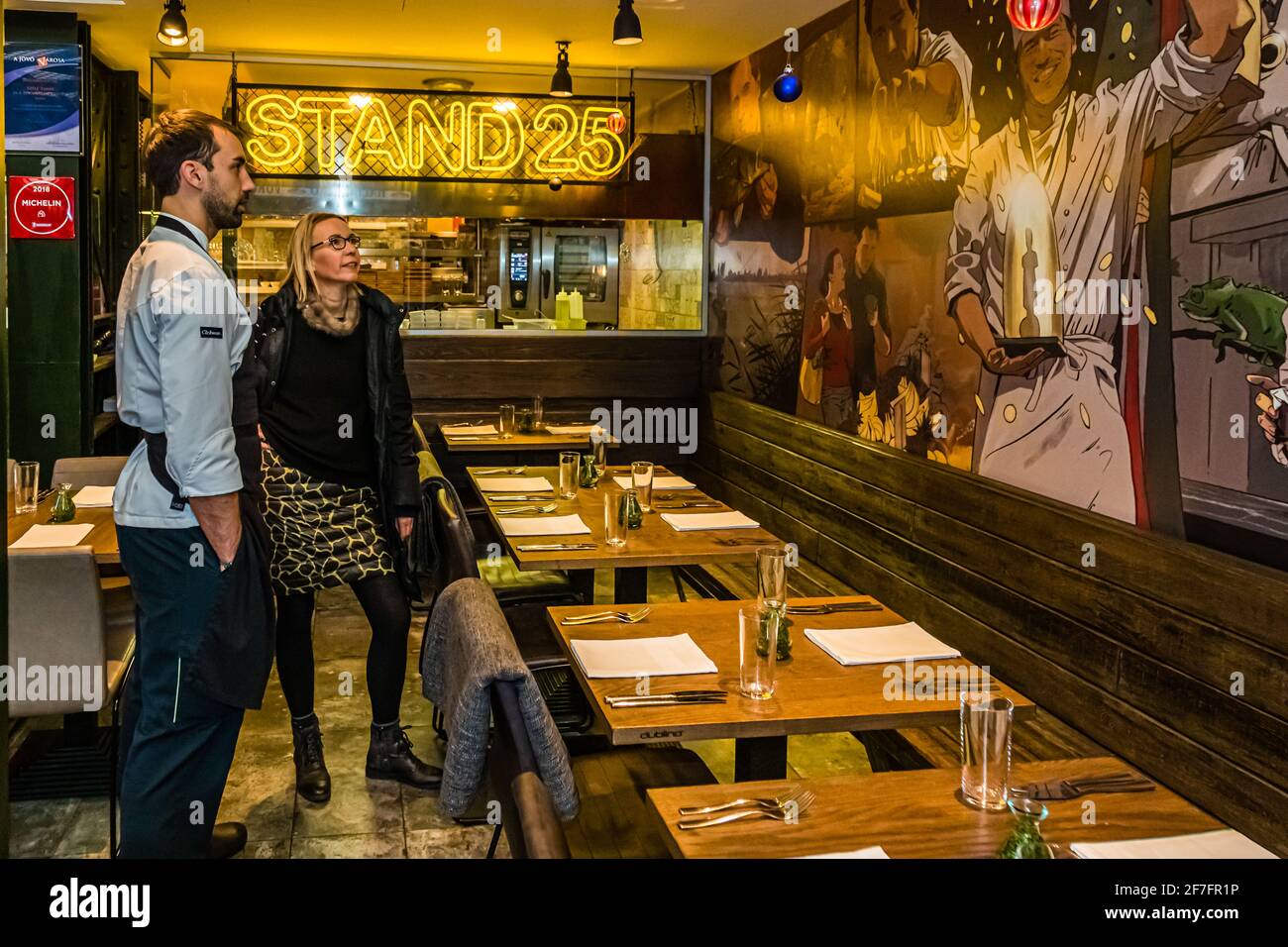 Das kulinarische Angebot im Hold Street Market erstreckt sich über zwei Ebenen. Im Gegensatz zum Konzept der Food Courts, in denen die Verkäufer alle Sitzplätze für ihre Gäste teilen, verfügt im Hold Street Market jeder Gastronom über einen eigenen Sitzbereich Stockfoto