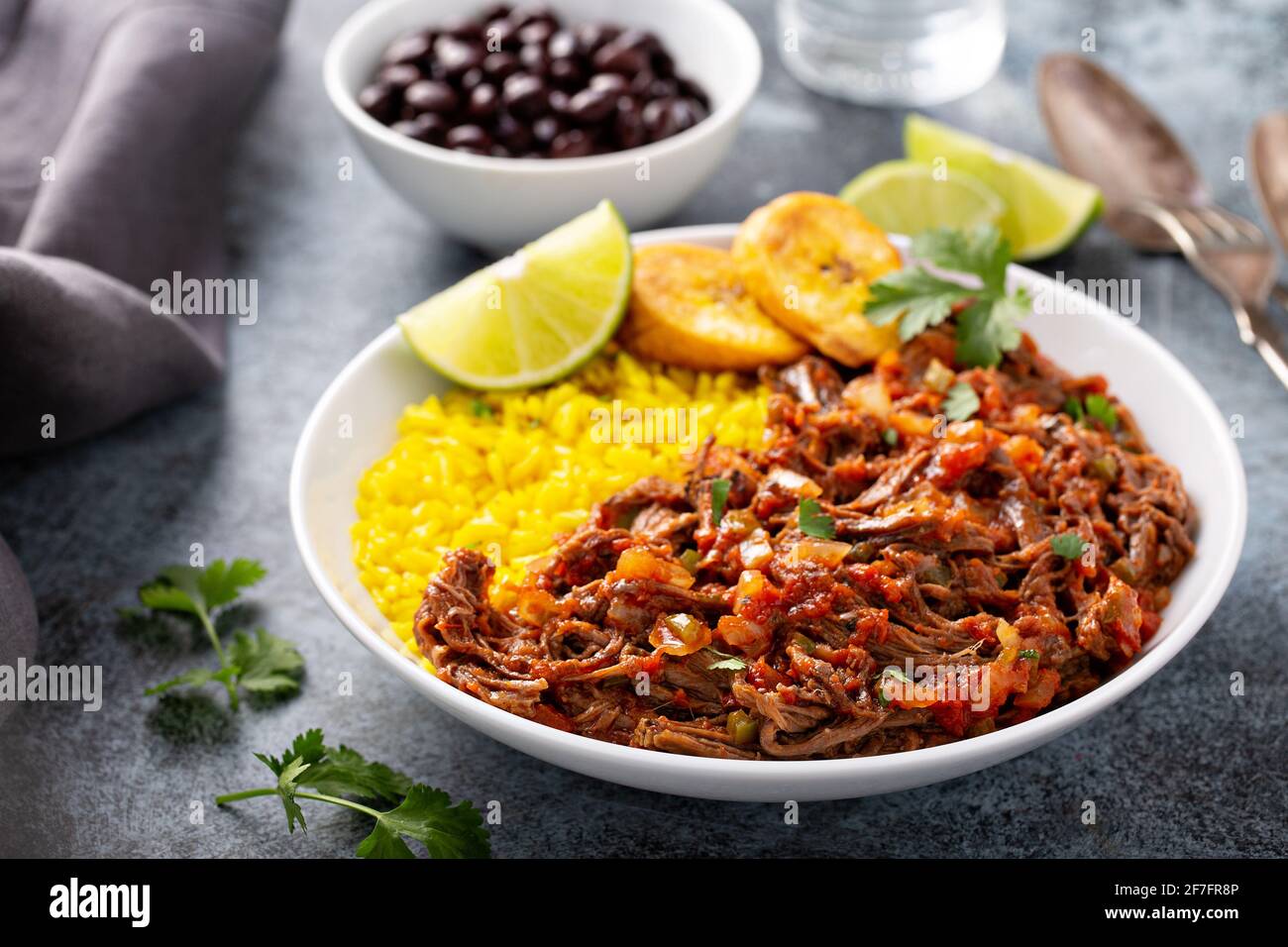 Ropa vieja, Flankensteak mit Reis Stockfoto