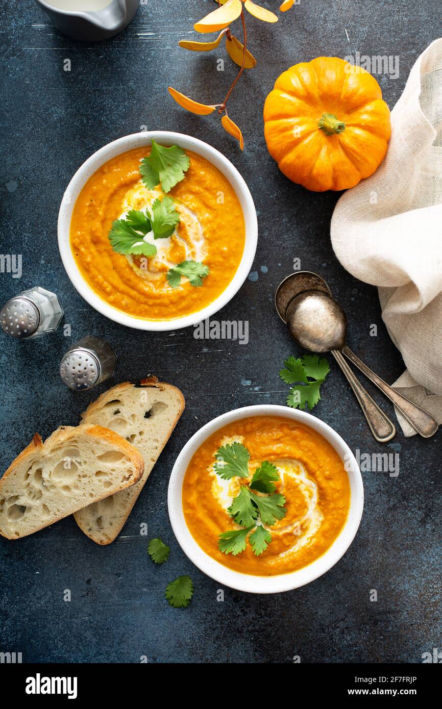 Kürbissuppe serviert mit Rahm und Koriander Stockfoto