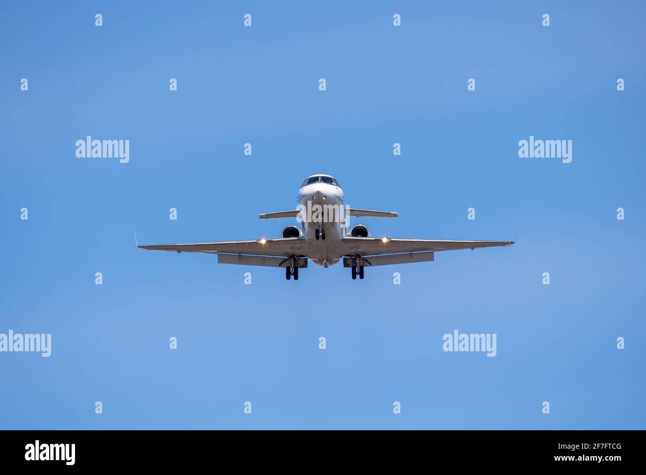 Vorderansicht des Business Jet-Landeanfluges Stockfoto