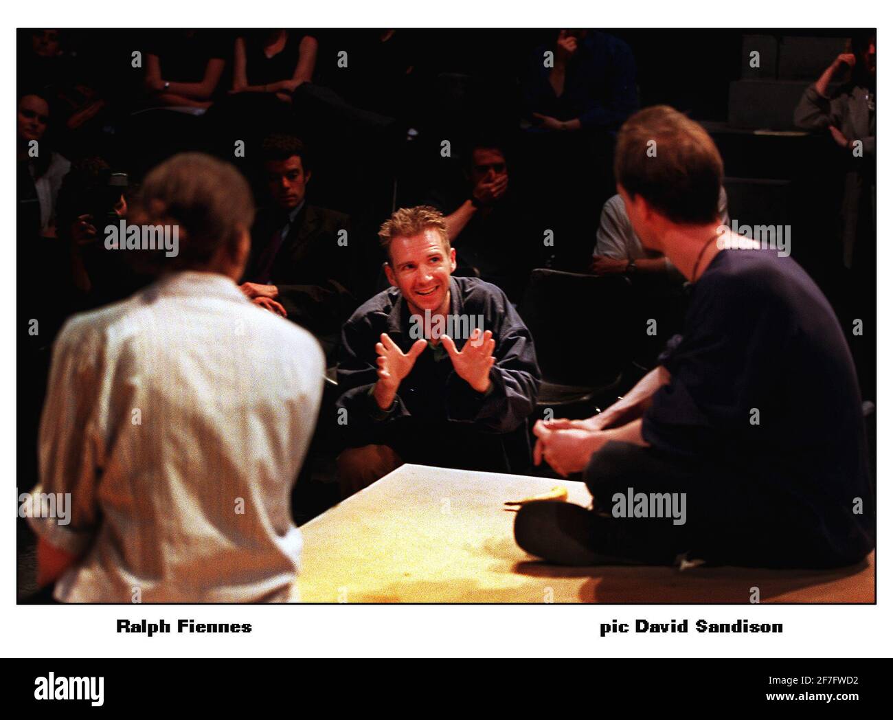 Ralph Fiennes Schauspieler Juni 1999 während einer Hamlet-Meisterklasse dirigierte er mit jungen Mitgliedern der Lost Youth Theatre Company in Fulham. Die „Lost Youth Theatre Co“ steht vor einer drohenden Schließung Stockfoto