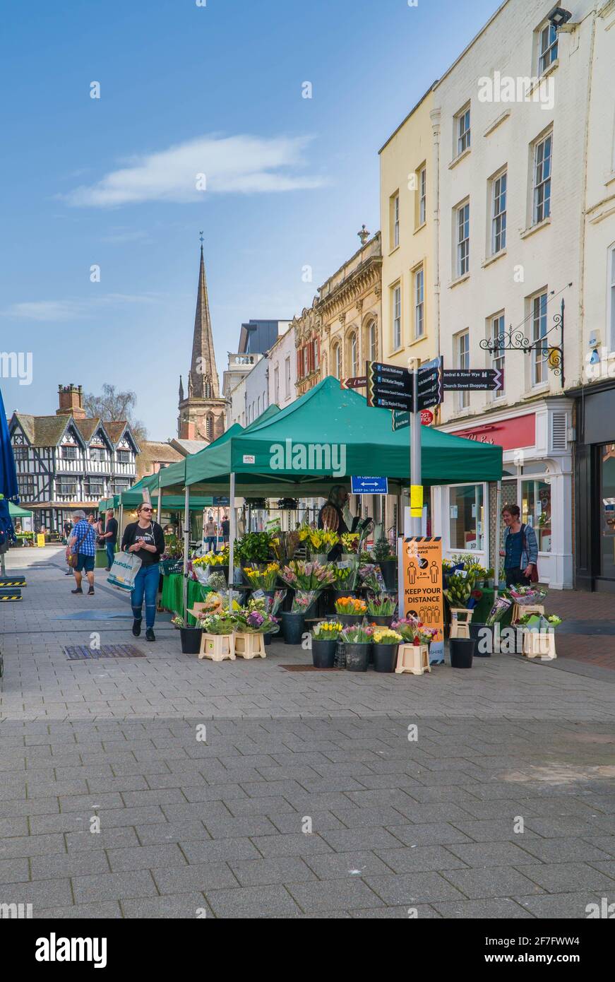 Markttagskäufer, die ihren Tag unter Covid 19 Distancing Restrictions, Hereford UK, verbringen. März 2021 Stockfoto