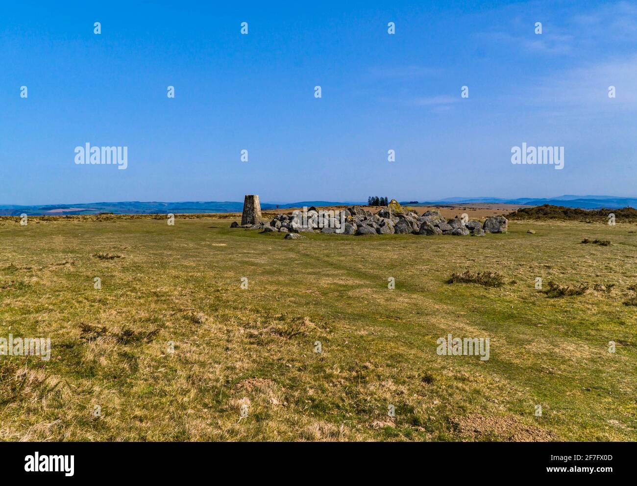 Trig Point auf Hergest Ridge, Kington Herefordshire, Großbritannien. März 2021 Stockfoto