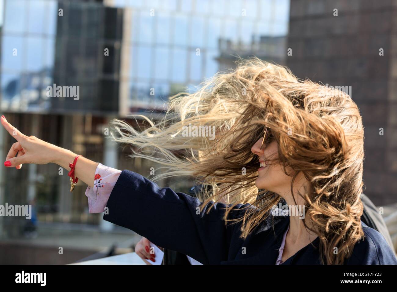 Zwei junge Frauen mit langen Haaren, die im Wind wehen Am stürmischen Wettertag mit böigen Winden Stockfoto