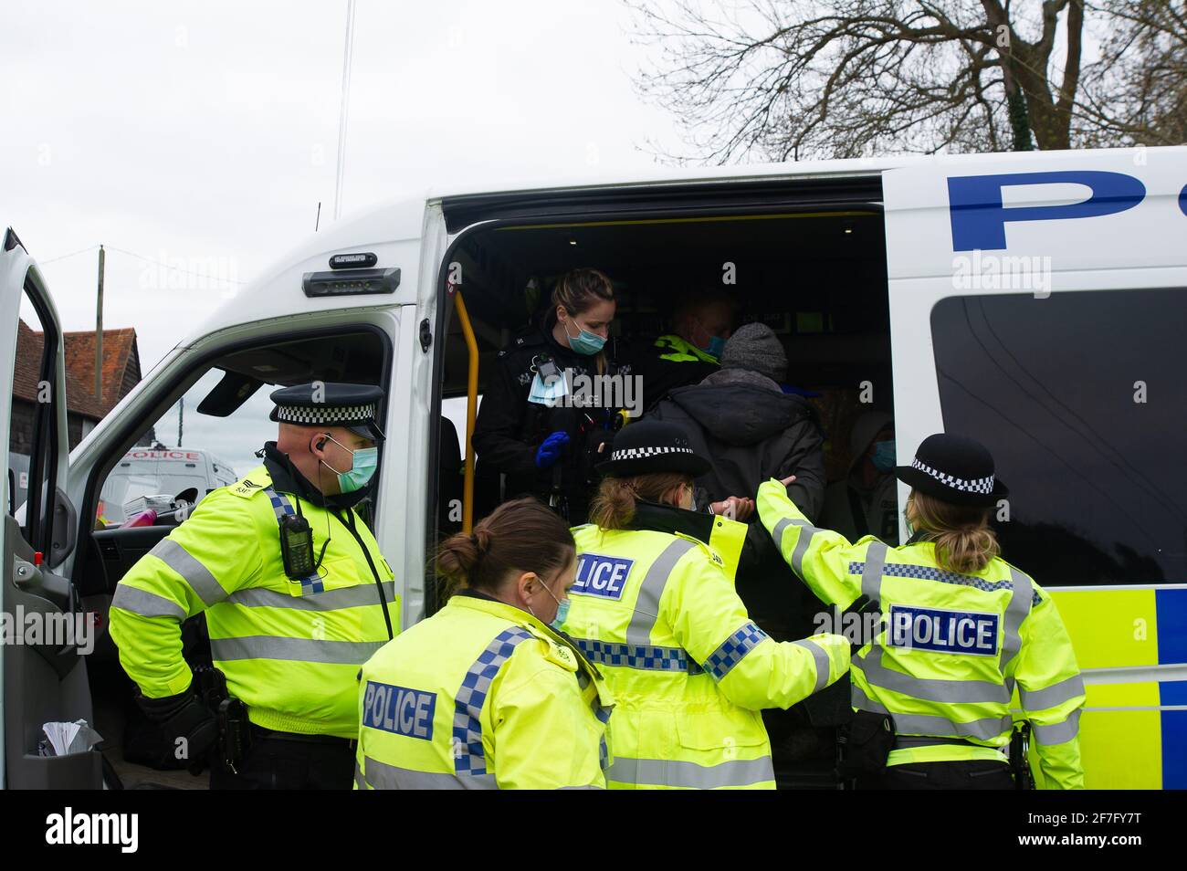 Aylesbury Valle, Großbritannien. April 2021. Stop HS2 die Demonstranten sperrten sich heute Morgen an ein großes Fass und blockierten die Straße in das HS2-Gelände bei Jones Hill Wood. HS2-Aktivisten versuchen, HS2 davon abzuhalten, Jones Hill Wood zu Fällen, das ein uralter Wald ist, in dem seltene Barbaren Fledermäuse brüten. Die Polizei von Thames Valley Schnitt sie aus dem lockon ab und eine Anzahl von Aktivisten wurde heute verhaftet. Natural England hat HS2 eine Lizenz zum Fall Jones Hill Wood trotz der Anwesenheit von seltenen Fledermäusen gewährt. Die High Speed Rail 2 schnitzt eine riesige Narbe der Zerstörung über die Chilterns. Kredit: Maureen McLean/A Stockfoto