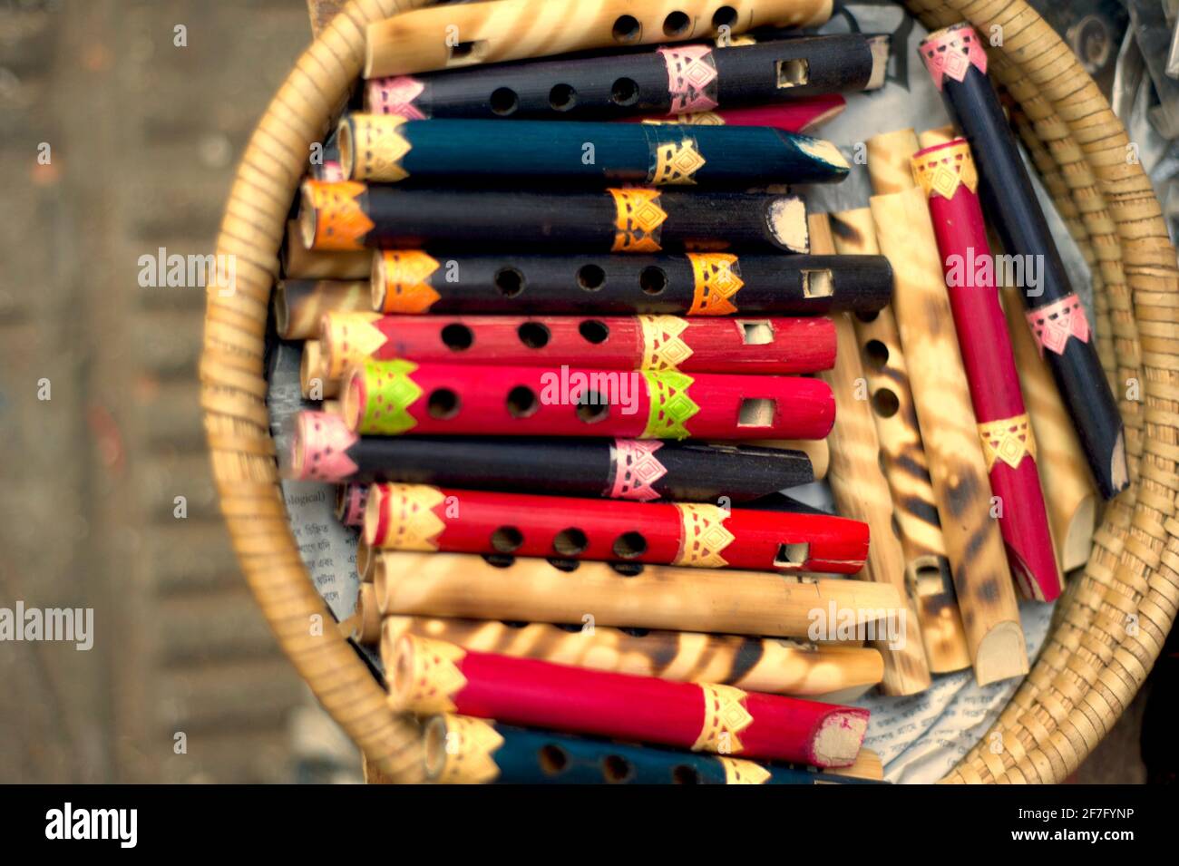 Pohela Boishakh Festival in Bangladesch. Bambus gemacht Handwerk Flöten. Menschen aus Bangladesch nehmen an einer Kundgebung zur Feier des bengalischen Neujahrs oder „P“ Teil Stockfoto