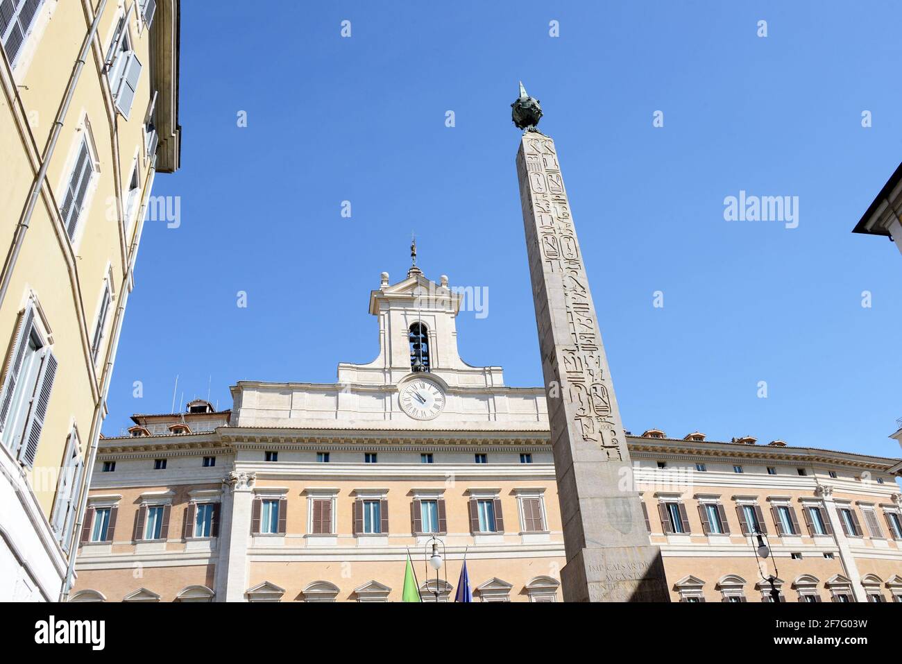 Rom, Italien. April 2021. Montecitorio Palast mit Obelisk Kredit: Unabhängige Fotoagentur/Alamy Live Nachrichten Stockfoto