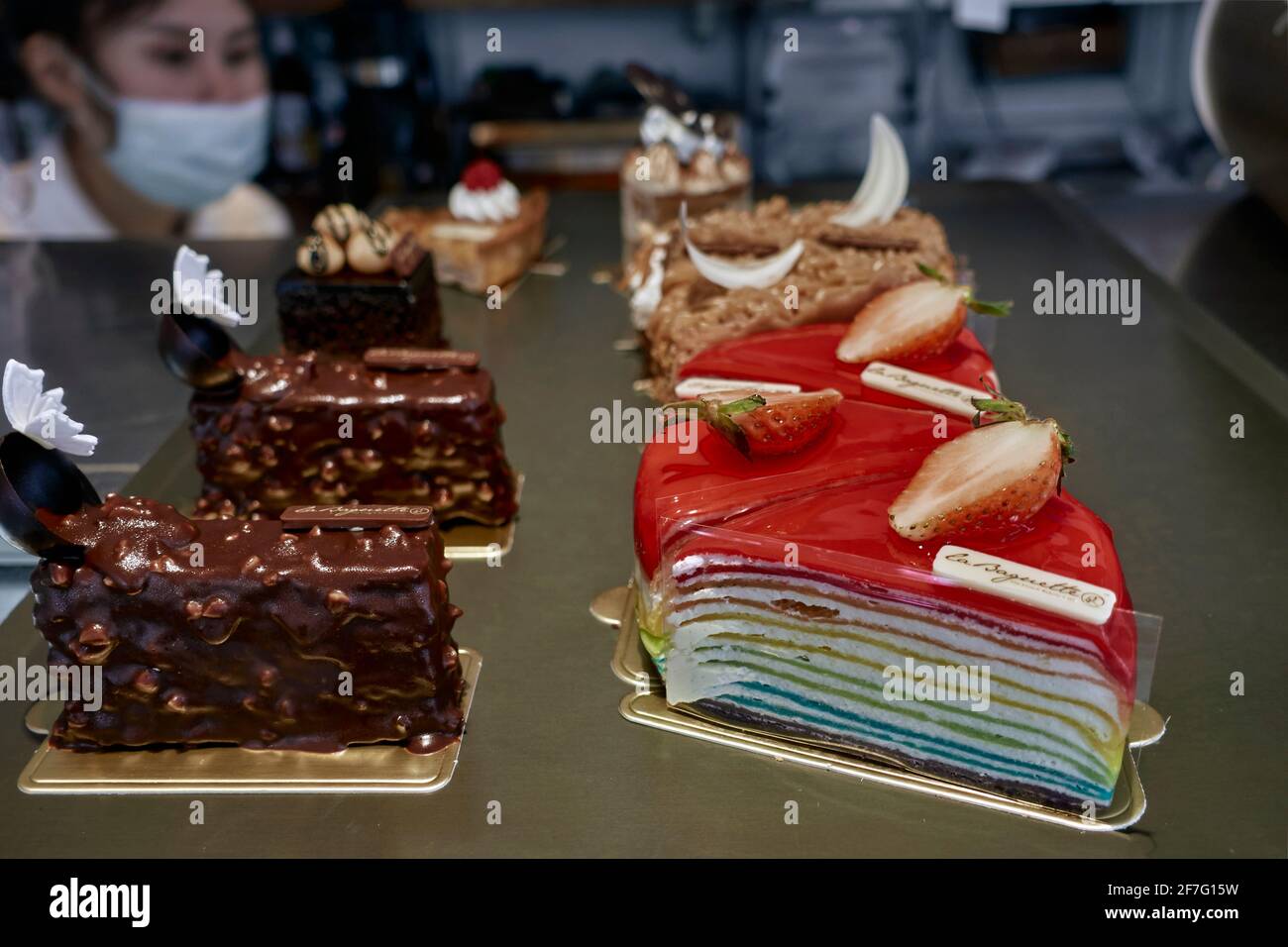 Ausgefallener Kuchen zum Verkauf mit einer Auswahl an potenziellen Kunden Stockfoto