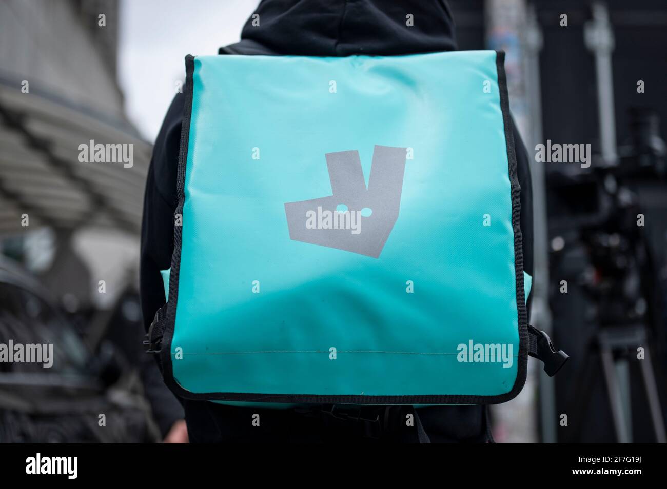 London, Großbritannien. 7. April 2021. Der Sack eines Deliveroo-Fahrers, der vor dem Bahnhof Shoreditch streikt, gegen das Unternehmen, das Verbesserungen bei der Bezahlung und Bedingungen in Bezug auf Mindestlohn, Urlaub und Krankenstand fordert. Der Streik findet am selben Tag statt, an dem die Aktien des Unternehmens nach dem Börsengang am 31. März zum ersten Mal an der Börse gehandelt werden, wo die Aktien um 25 % sanken, nachdem sie nicht von institutionellen Investoren unterstützt wurden, die Bedenken hinsichtlich der Politik des Unternehmens in Bezug auf die Arbeitnehmerrechte geäußert hatten. Kredit: Stephen Chung / Alamy Live Nachrichten Stockfoto