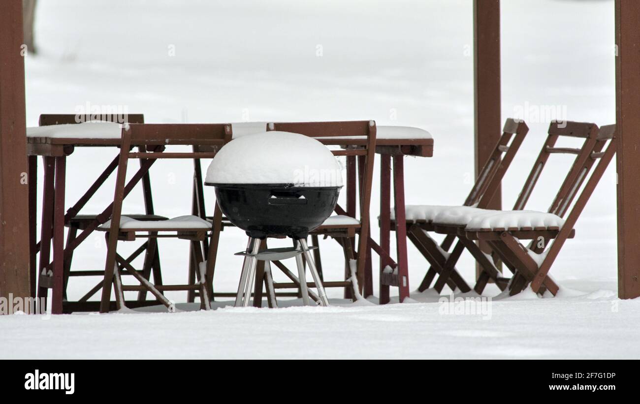 10. Februar 2021, Niedersachsen, Braunschweig: Verlassene Grillplätze auf dem Gelände der Kennelbäder verschneit Foto: Stefan Jaitner/dpa Stockfoto