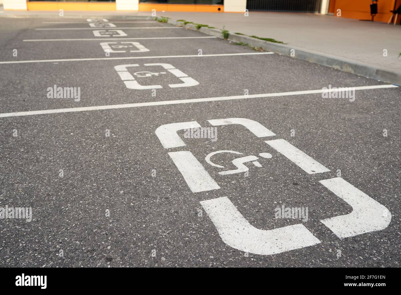 Russische Parkplatzmarkierungen für behinderte Menschen Stockfoto