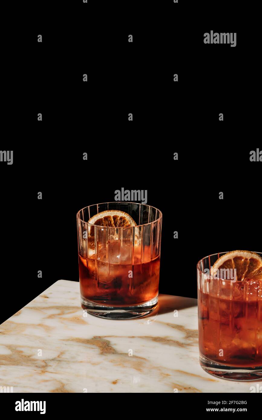 Negroni, ein italienischer IBA-Cocktail mit Gin, Bitter und Wermut, in ...