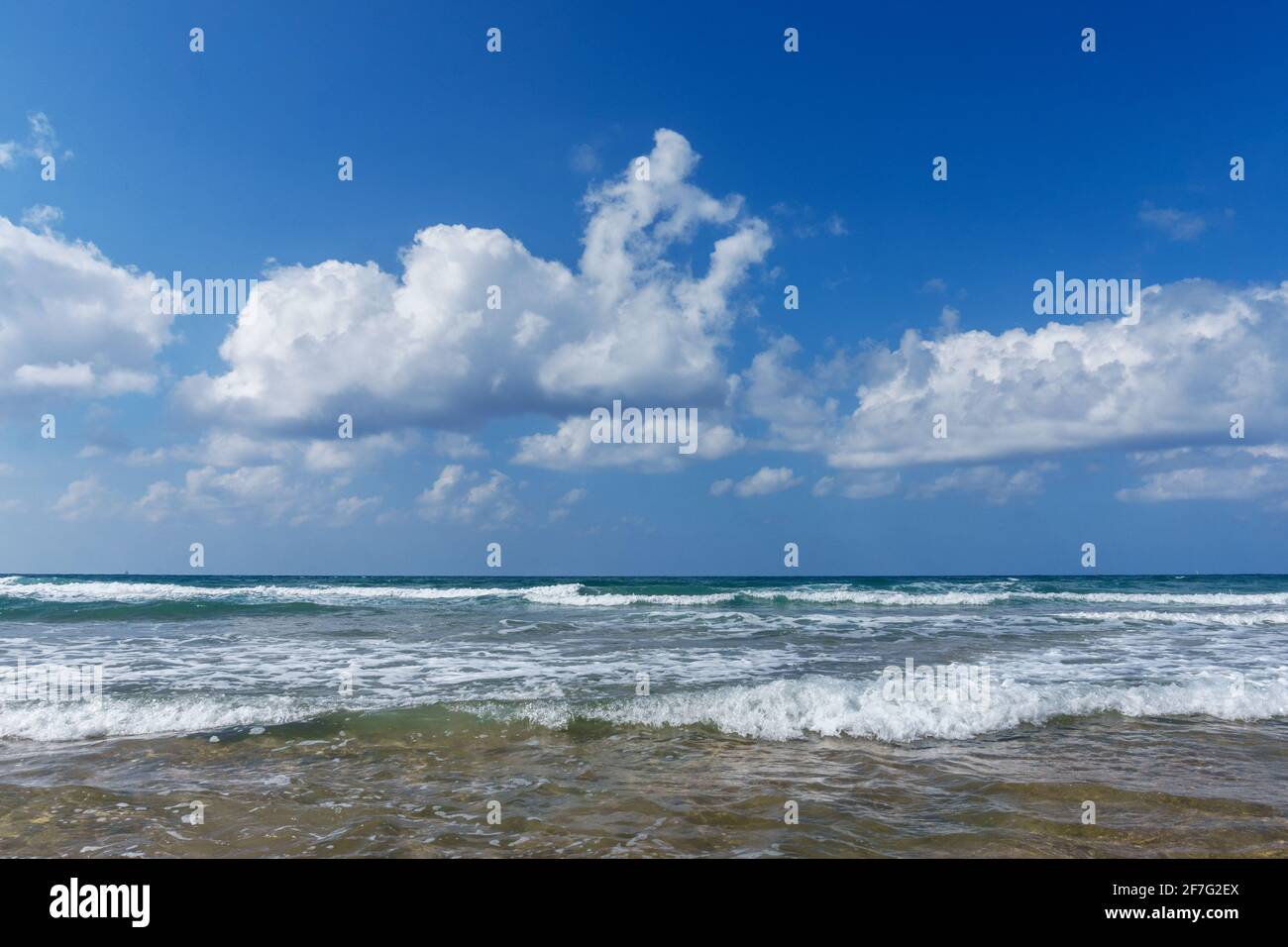 Idyllische Landschaft, Meer, Wolken und klarer Himmel. Hintergrund Stockfoto