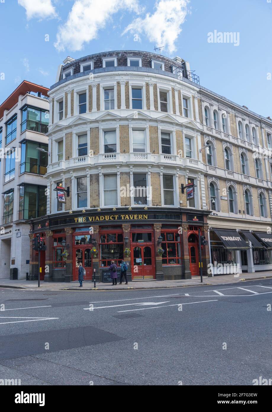 Außenansicht der Viaduct Tavern, einem viktorianischen Pub und traditionellem Gin Palace an der Ecke Newgate Street und Giltspur Street, London, England, Großbritannien Stockfoto