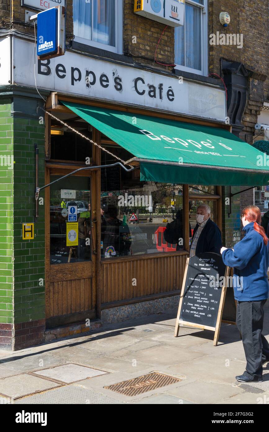 Covid 19 soziale Distanzierung. Leute warten draußen, um Beppe's Cafe in West Smithfield, Farringdon, London, England, Großbritannien, zu betreten Stockfoto