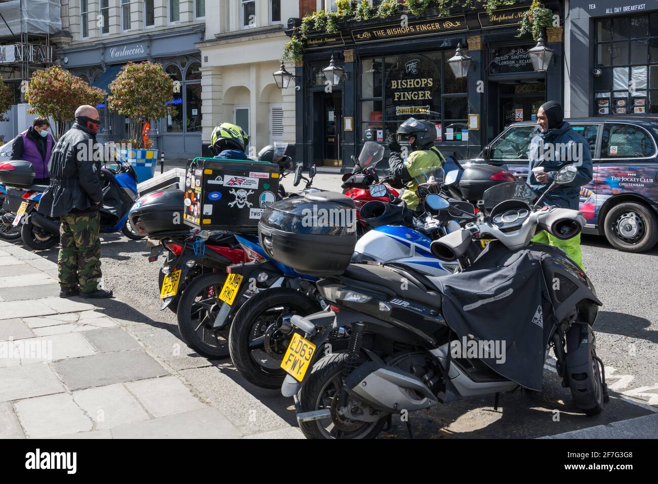 Gruppe von Motorradfahrern im Gespräch. West Smithfield, London, England, Großbritannien Stockfoto