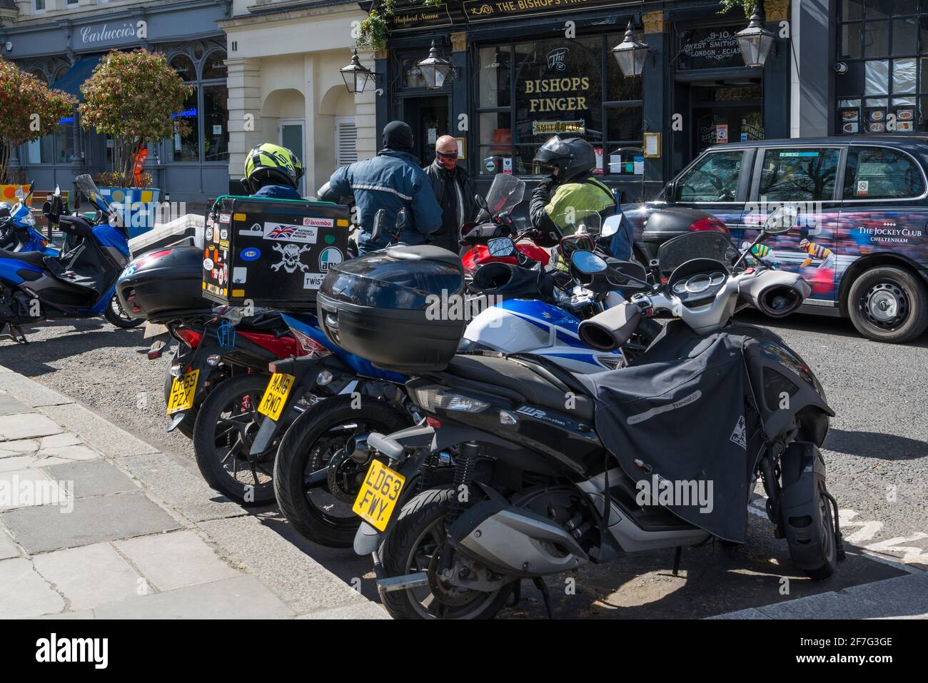 Gruppe von Motorradfahrern im Gespräch. Smithfield Street, West Smithfield, London, England, Großbritannien Stockfoto