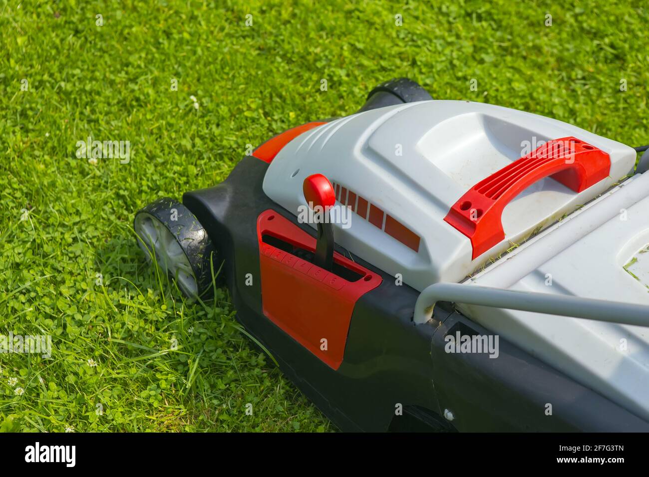 Rasenmäher elektrisch auf grünem Gras Nahaufnahme Stockfoto