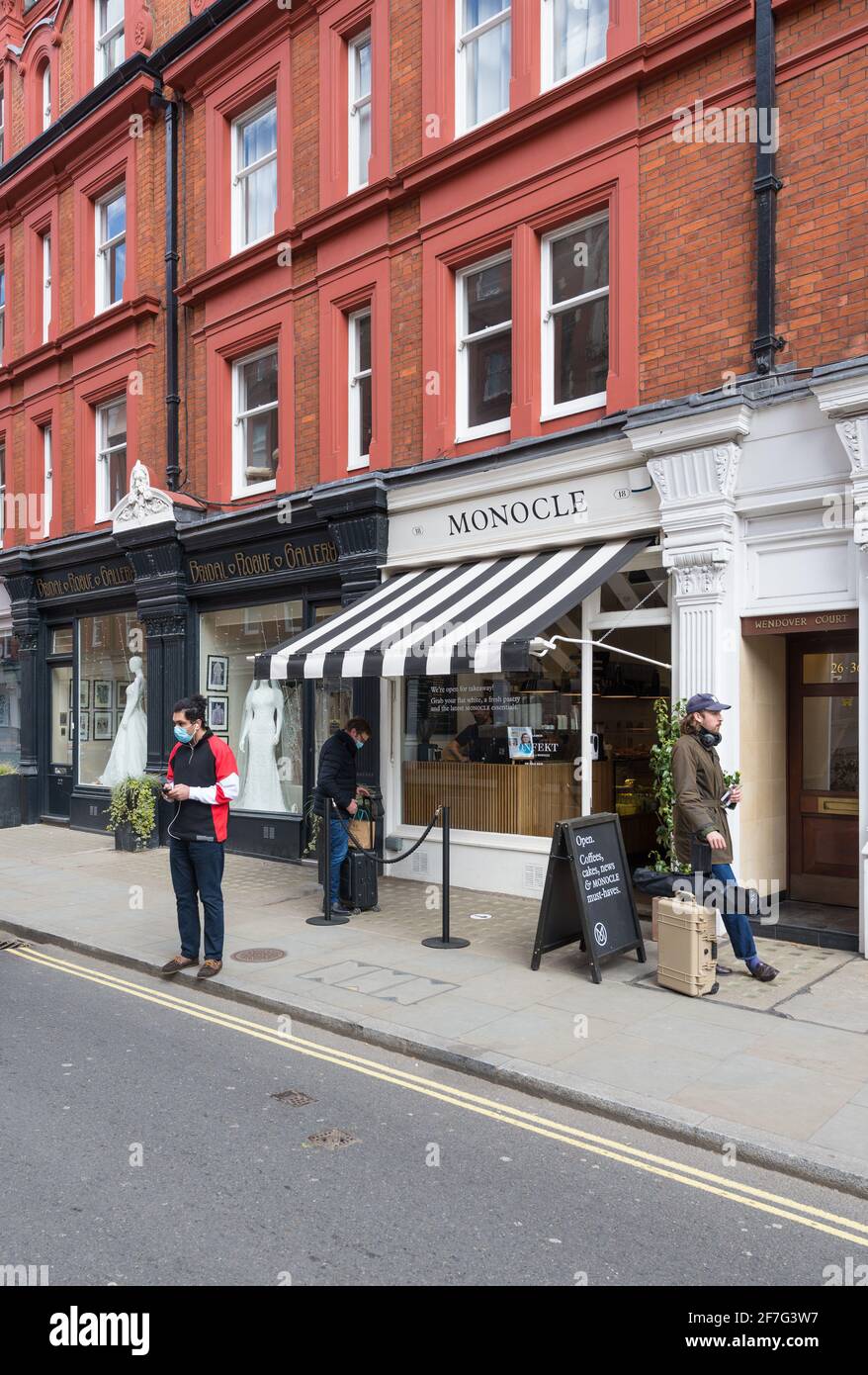 Das Monocle Cafe Café. Drei Personen stehen auf der Straße vor dem Café. Chiltern Street, London, England, Großbritannien Stockfoto