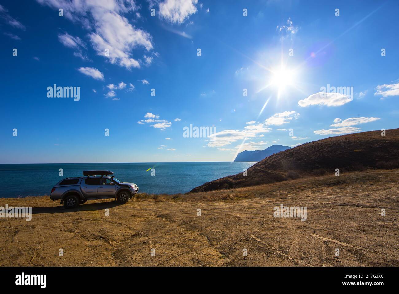 Geländewagen an der hohen Küste des Meeres Stockfoto