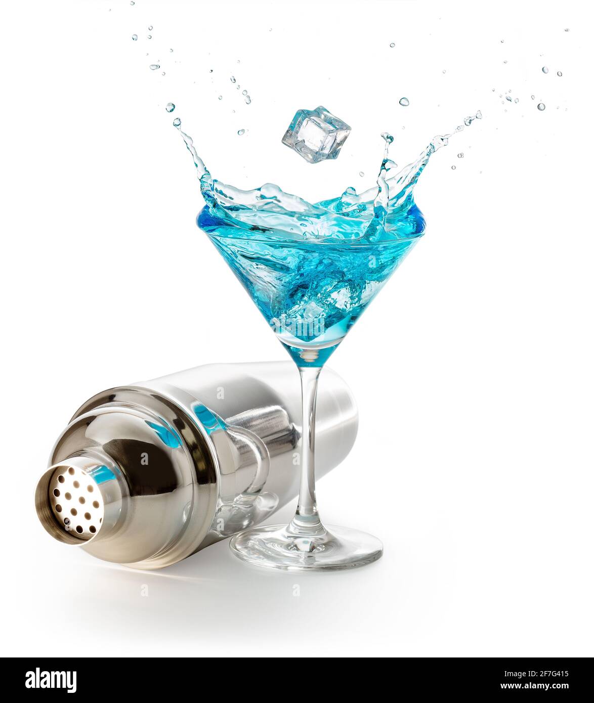 Stahlschüttler und spritzender blauer martini isoliert auf weißem Hintergrund Stockfoto